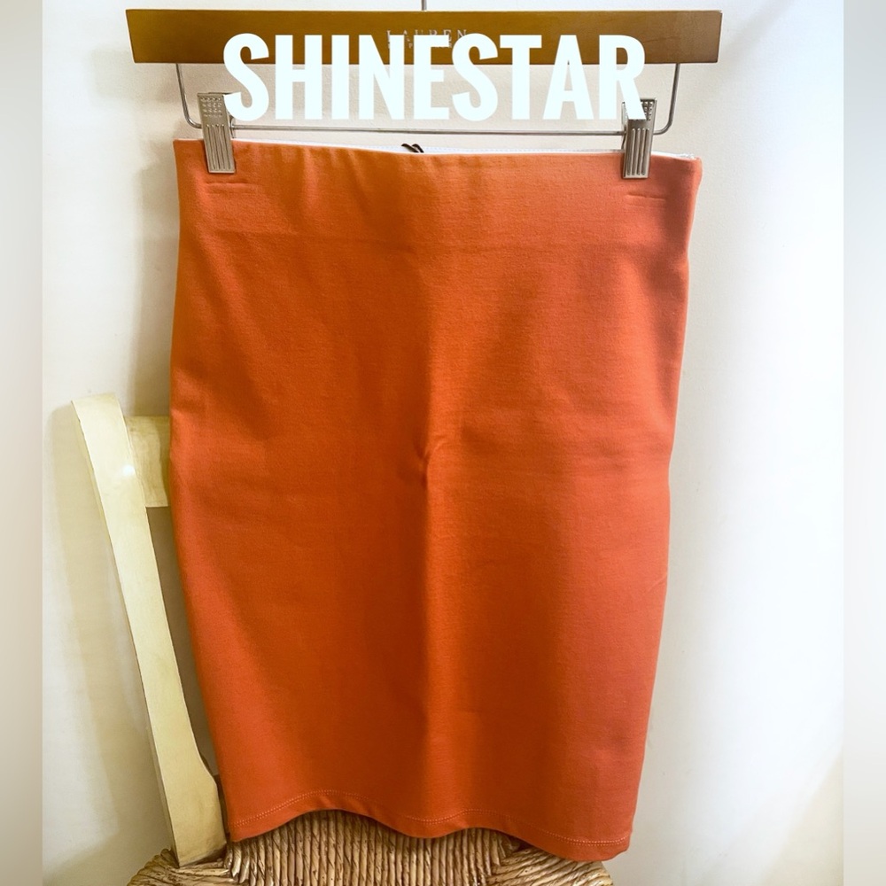 Form-fitting (stretchy) skirt